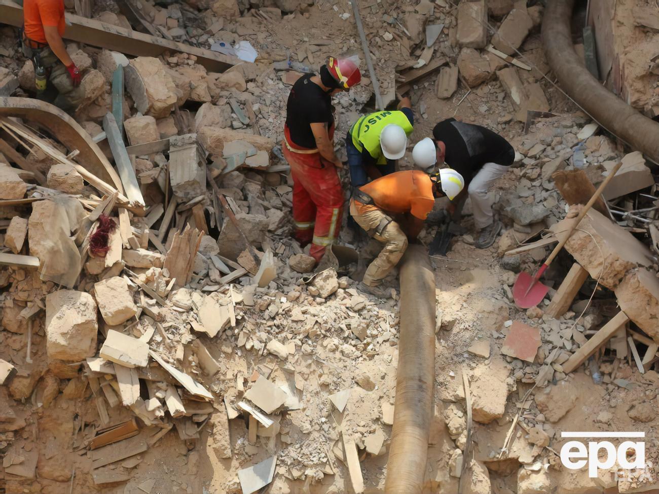 Ліванські та чилійські рятувальники працюють на руїнах будинку в районі Мар-Міхаель