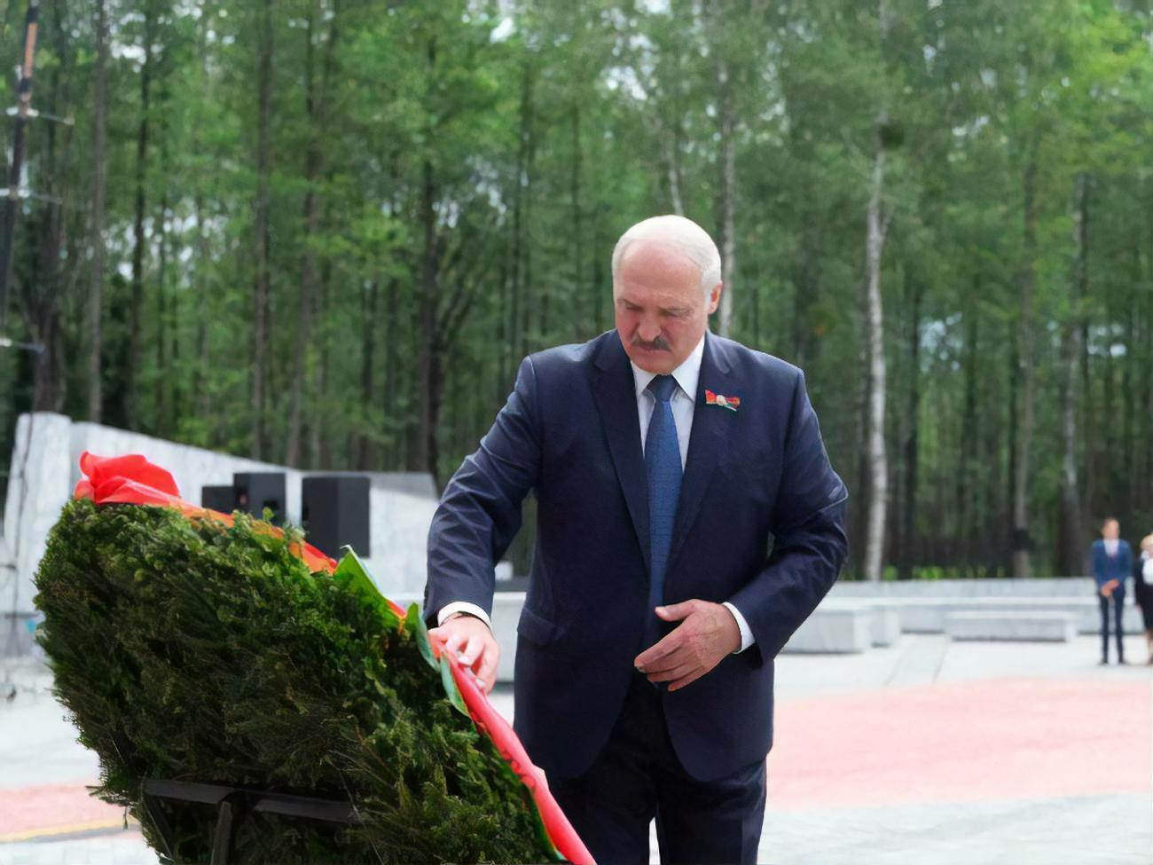 Піонтковський: Фрік, який зі страху бігає з автоматом по дахах своїх резиденцій, оспівує свою нову вітчизну