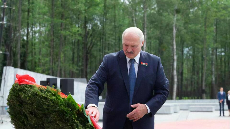 Пионтковский: В страхе бегающий с автоматом по крышам своих резиденций фрик поет свое новое отечество