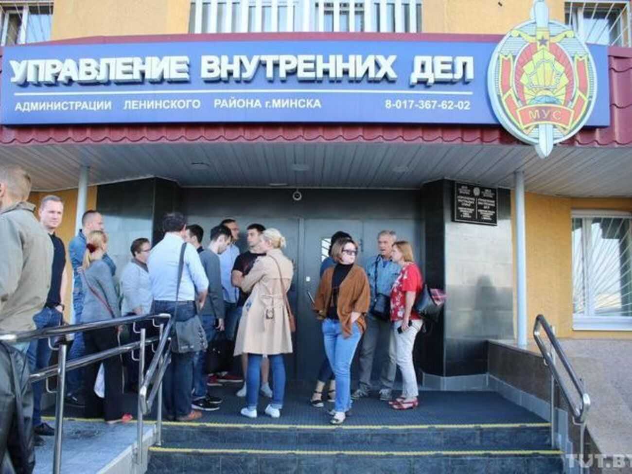 У Ленинского РУВД в Минске&nbsp;собрались родители и друзья задержанных студентов
