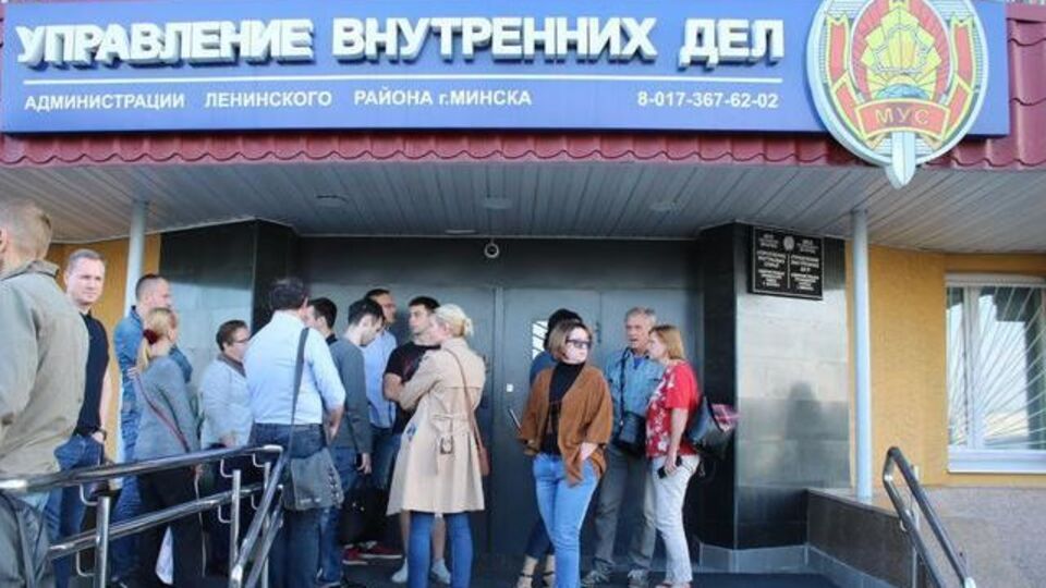 У Ленинского РУВД в Минске собрались родители и друзья задержанных студентов