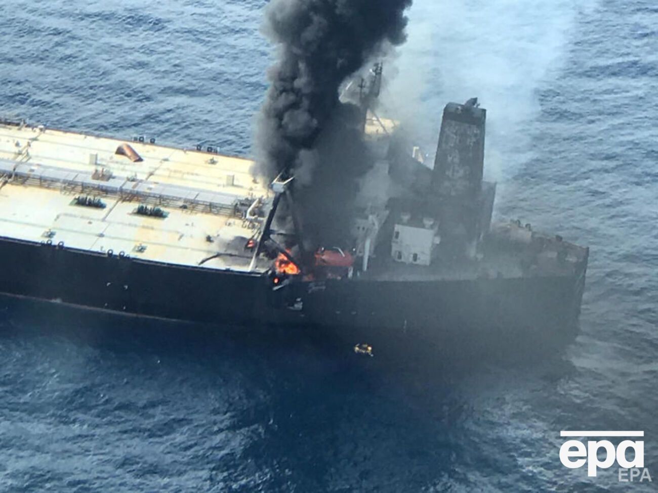 У берегов Шри-Ланки горит танкер