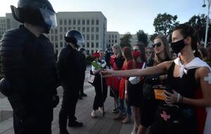 Хоровод і квіти міліціонерам. У Мінську відбувся жіночий марш. Фоторепортаж