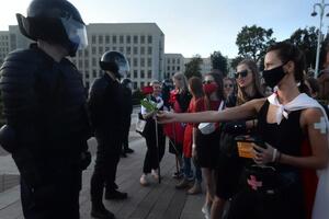 Хоровод и цветы милиционерам. В Минске прошел женский марш. Фоторепортаж