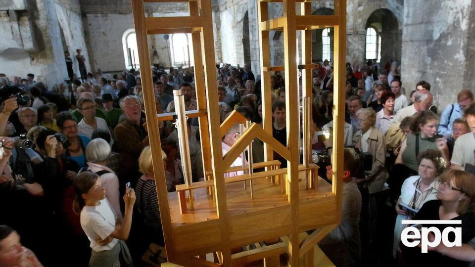 Смена аккорда в соборе собора Святого Бурхарда всегда привлекает туристов