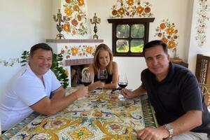 Подробиць розмови (зліва направо) Богдана, Ясько і Саакашвілі про майбутні вибори не повідомляють