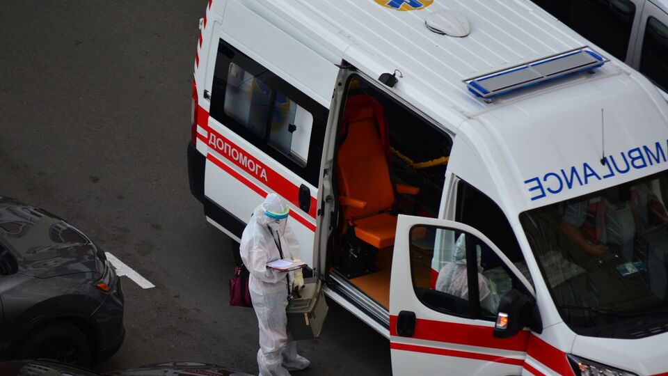 При наплыве больных медики вынуждены будут выбирать пациентов, чьи шансы на выздоровление высоки, и лечить их, предупредил эпидемиолог