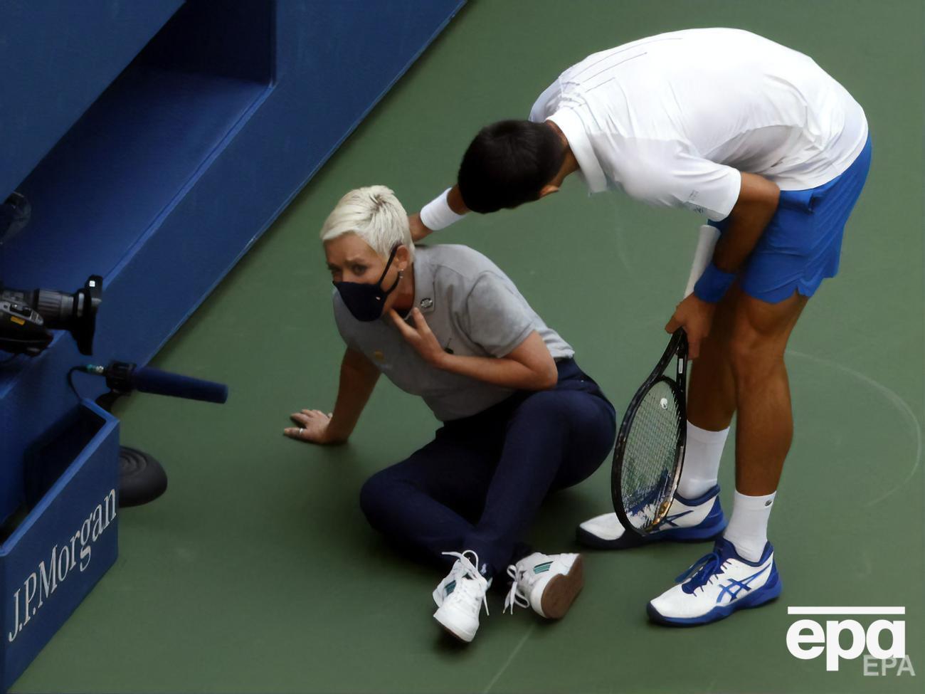 Джокович допомагає підвестися судді на лінії, в яку влучив м'ячем