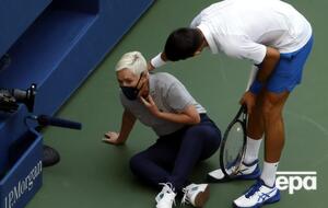 Джокович допомагає підвестися судді на лінії, в яку влучив м'ячем