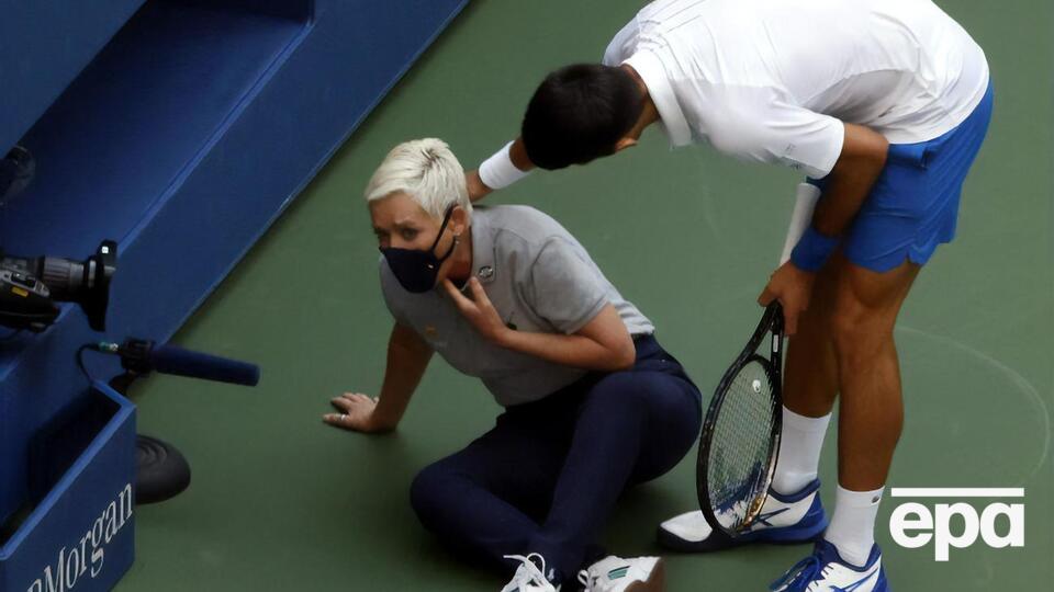 Джокович допомагає підвестися судді на лінії, в яку влучив м'ячем