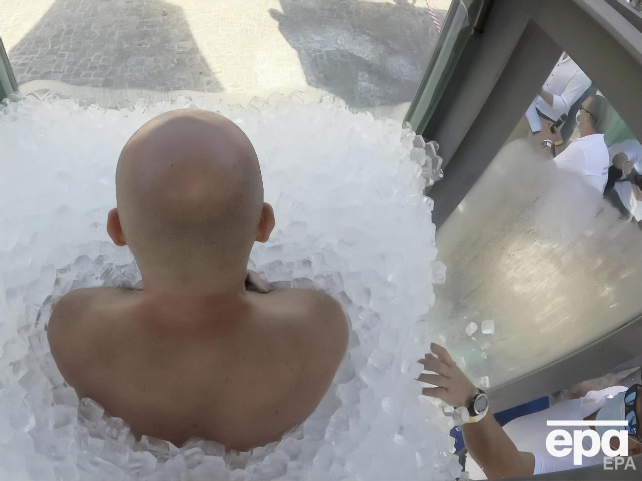 Кеберля с ног до головы обложили льдом