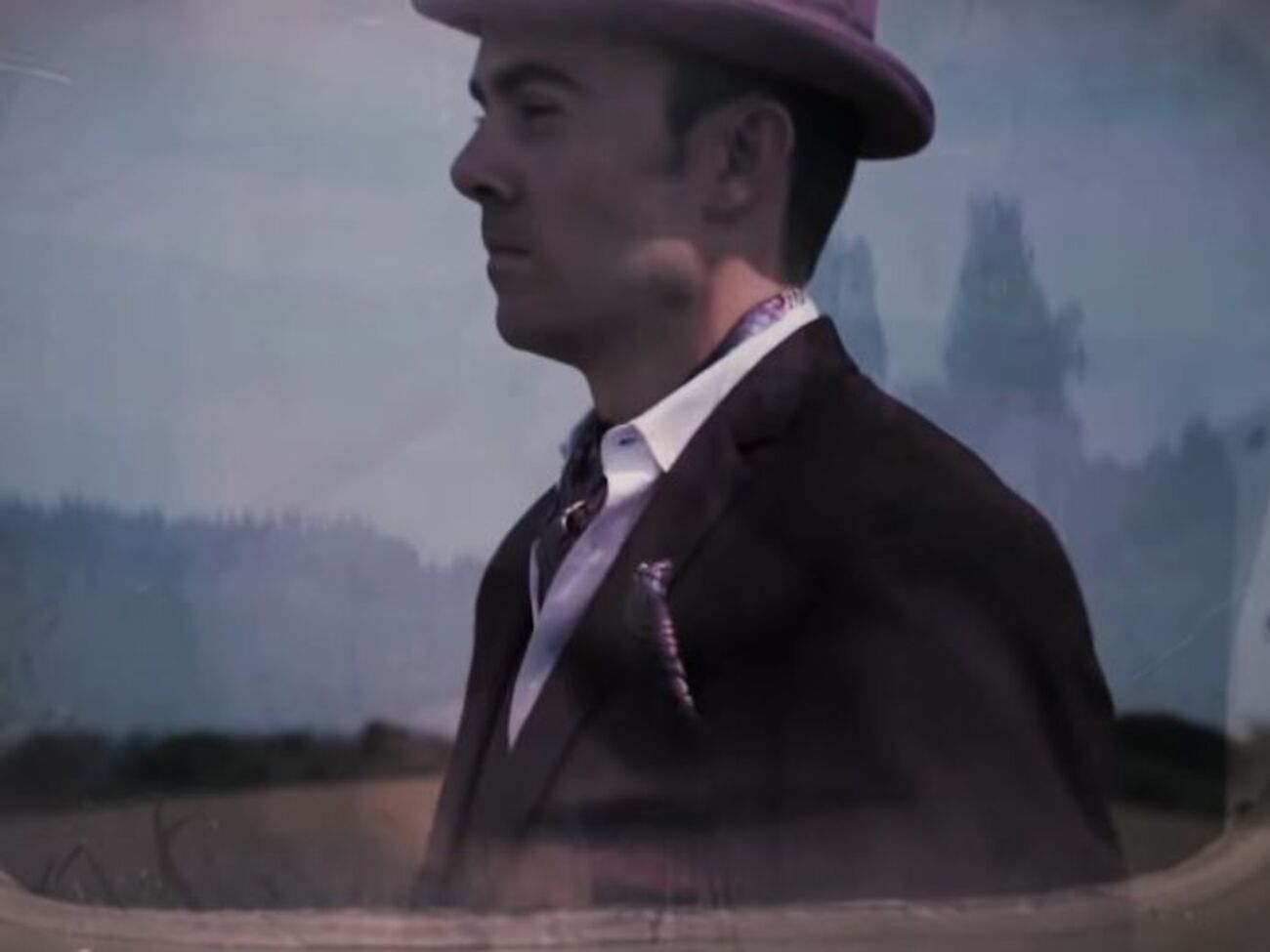 Герой ролика оказывается погрязшим в мусоре