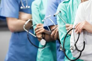 Зарплаты медикам должны подняться на 25–75%