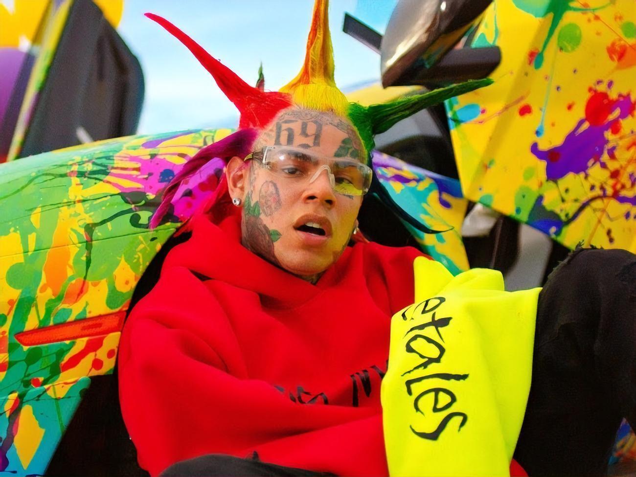 Tekashi 6ix9ine з'явився з волоссям, укладеним у вигляді голок дикобраза і пофарбованим у різні кольори