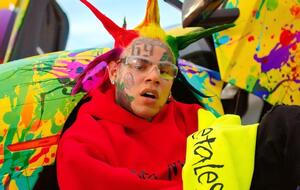 Tekashi 6ix9ine з'явився з волоссям, укладеним у вигляді голок дикобраза і пофарбованим у різні кольори