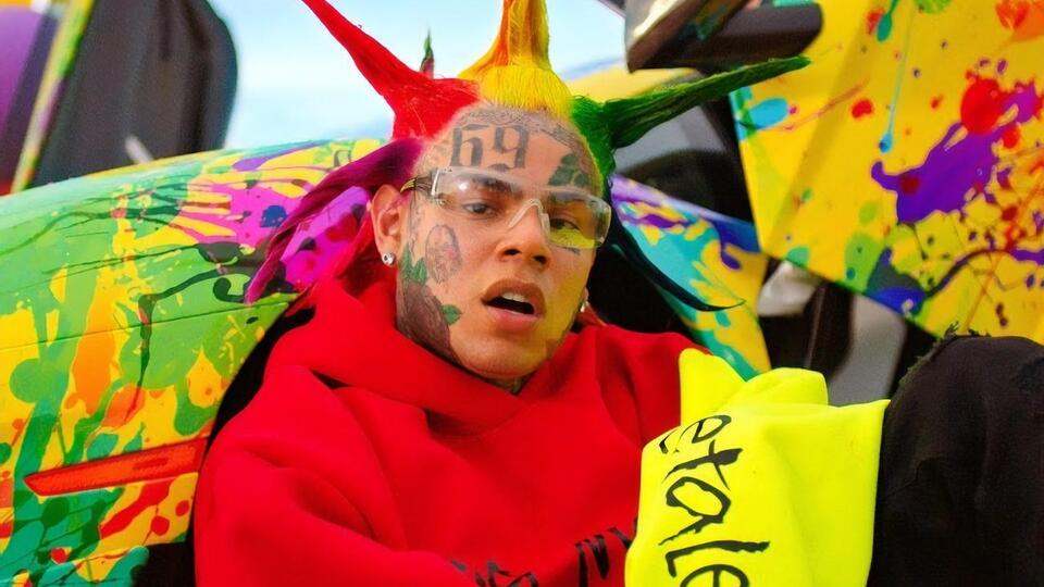 Tekashi 6ix9ine з'явився з волоссям, укладеним у вигляді голок дикобраза і пофарбованим у різні кольори