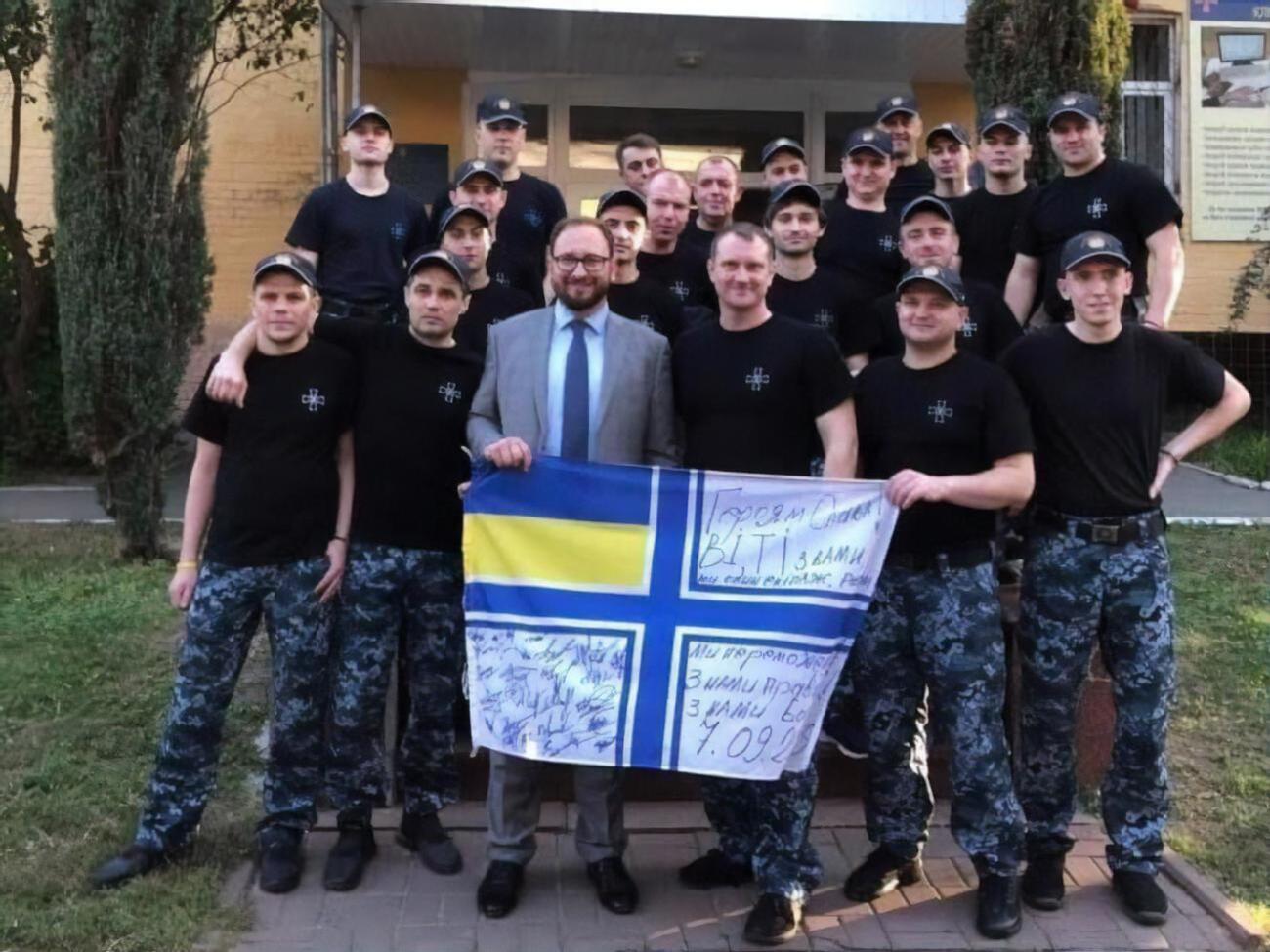 Полозов с украинскими моряками, вернувшимися на родину в рамках обмена с Россией удерживаемыми лицами