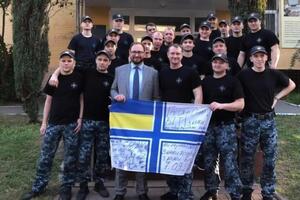 Полозов с украинскими моряками, вернувшимися на родину в рамках обмена с Россией удерживаемыми лицами