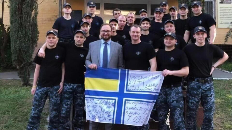 Полозов с украинскими моряками, вернувшимися на родину в рамках обмена с Россией удерживаемыми лицами
