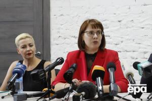 Марию Колесникову (слева) 7 сентября задержали люди в гражданской одежде и в масках