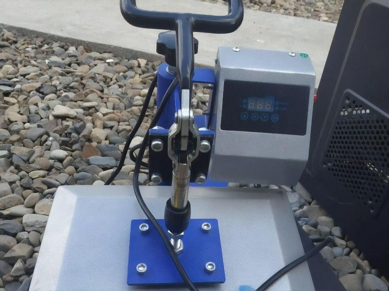 За даними СБУ, під час обшуків за місцем роботи фігурантів виявлено оргтехніку, яку використовували для підроблення документів