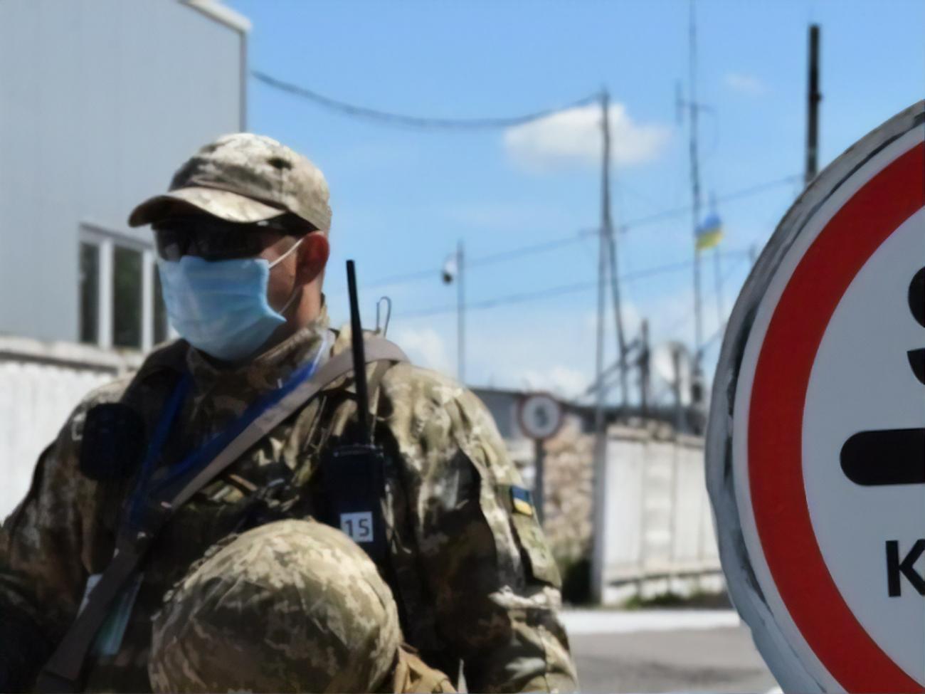 Станом на 15.00 прикордонники пропустили через КПВВ "Новотроїцьке" 12 автомобілів і 147 осіб