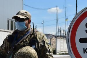 Станом на 15.00 прикордонники пропустили через КПВВ "Новотроїцьке" 12 автомобілів і 147 осіб