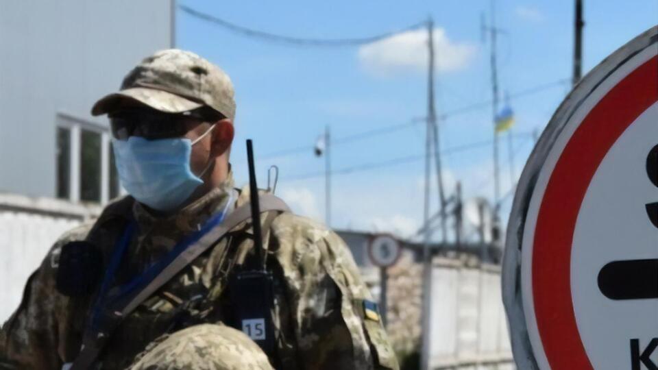 Станом на 15.00 прикордонники пропустили через КПВВ "Новотроїцьке" 12 автомобілів і 147 осіб