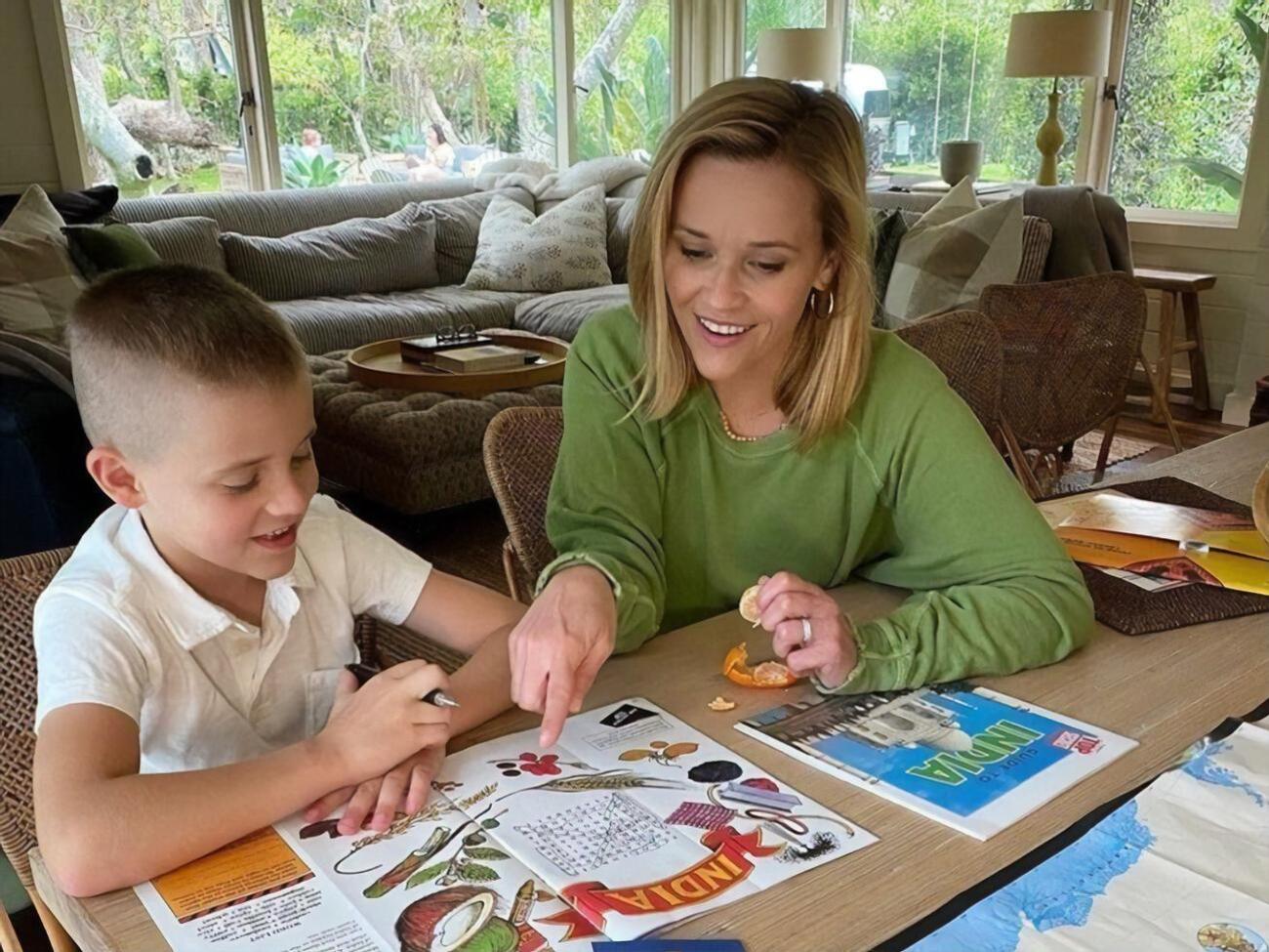 Теннесси – младший ребенок многодетной Уизерспун