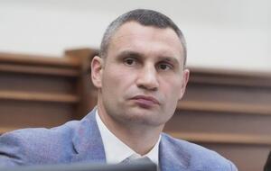 Как сказано в распоряжении Кличко, выплаты происходят за счет средств городской целевой программы "Забота. Навстречу киевлянам"