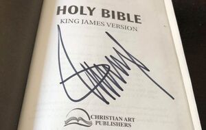 Библию с подписью Трампа продает компания Moments In Time