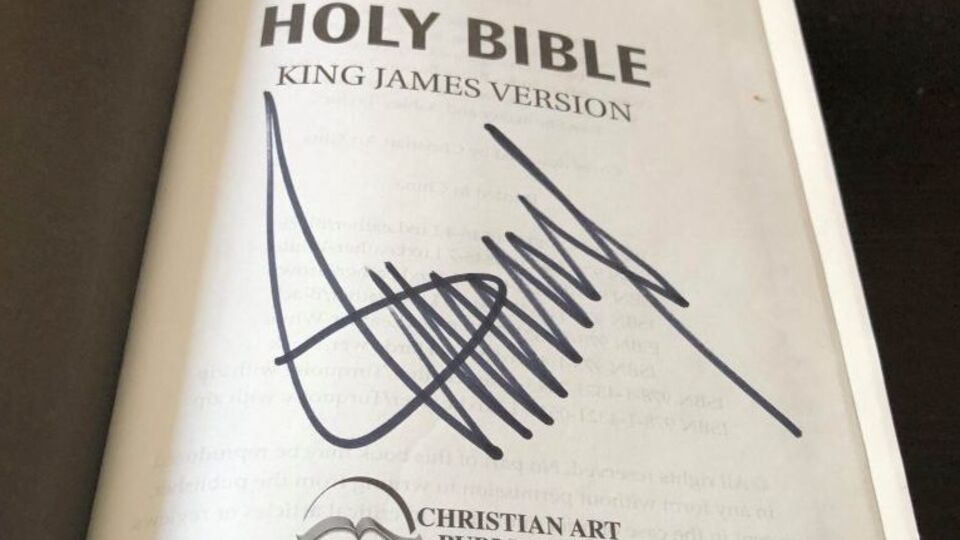 Библию с подписью Трампа продает компания Moments In Time