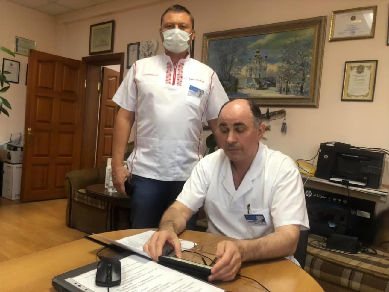 Геращенко зазначила, що лікарі поки не можуть оприлюднити подробиці, оскільки розпочато слідство за фактом побиття Балуха