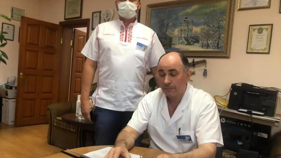 Геращенко зазначила, що лікарі поки не можуть оприлюднити подробиці, оскільки розпочато слідство за фактом побиття Балуха
