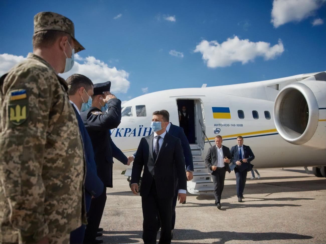 Зеленский (по центру) сегодня посетил Житомирскую область