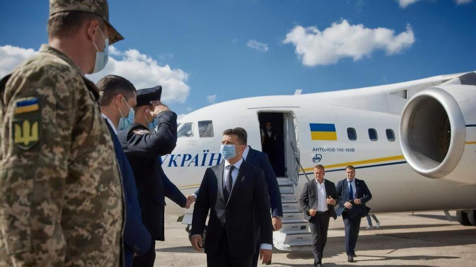 Зеленский (по центру) сегодня посетил Житомирскую область