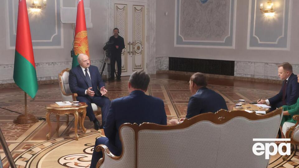 Лукашенко назвал избиения протестующих "первыми горячими эмоциями того времени"