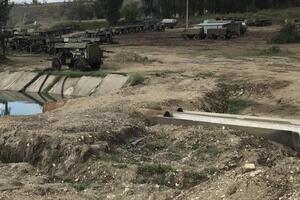 Военные разбили на реке палаточный городок и качают воду в трубопроводы
