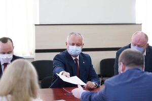 Додон прийшов до ЦВК Молдови на реєстрацію ініціативної групи зі збору підписів на підтримку його кандидатури на майбутніх виборах президента країни