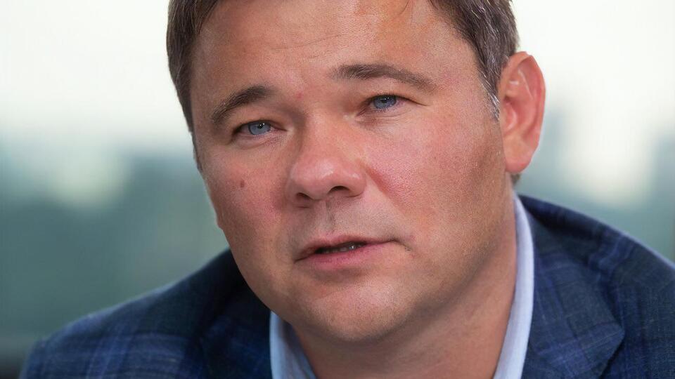 Богдан: Зеленського не просто наживо зализали до бронзового кольору, а зробили з нього якогось Брежнєва