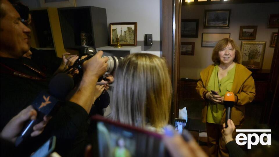 Після заяви Алексієвич до неї приїхали журналісти та дипломати