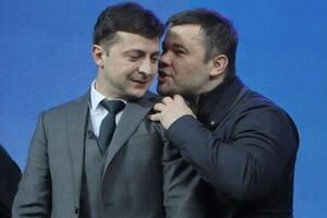 Одно из многочисленных фото, на которых Богдан что-то шепчет Зеленскому на ухо