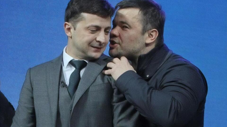 Одно из многочисленных фото, на которых Богдан что-то шепчет Зеленскому на ухо