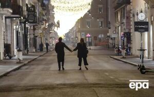 Маски, пустые площади, фейерверки. Как в мире отпраздновали Новый год. Фоторепортаж