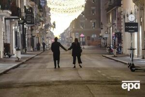 Маски, пустые площади, фейерверки. Как в мире отпраздновали Новый год. Фоторепортаж