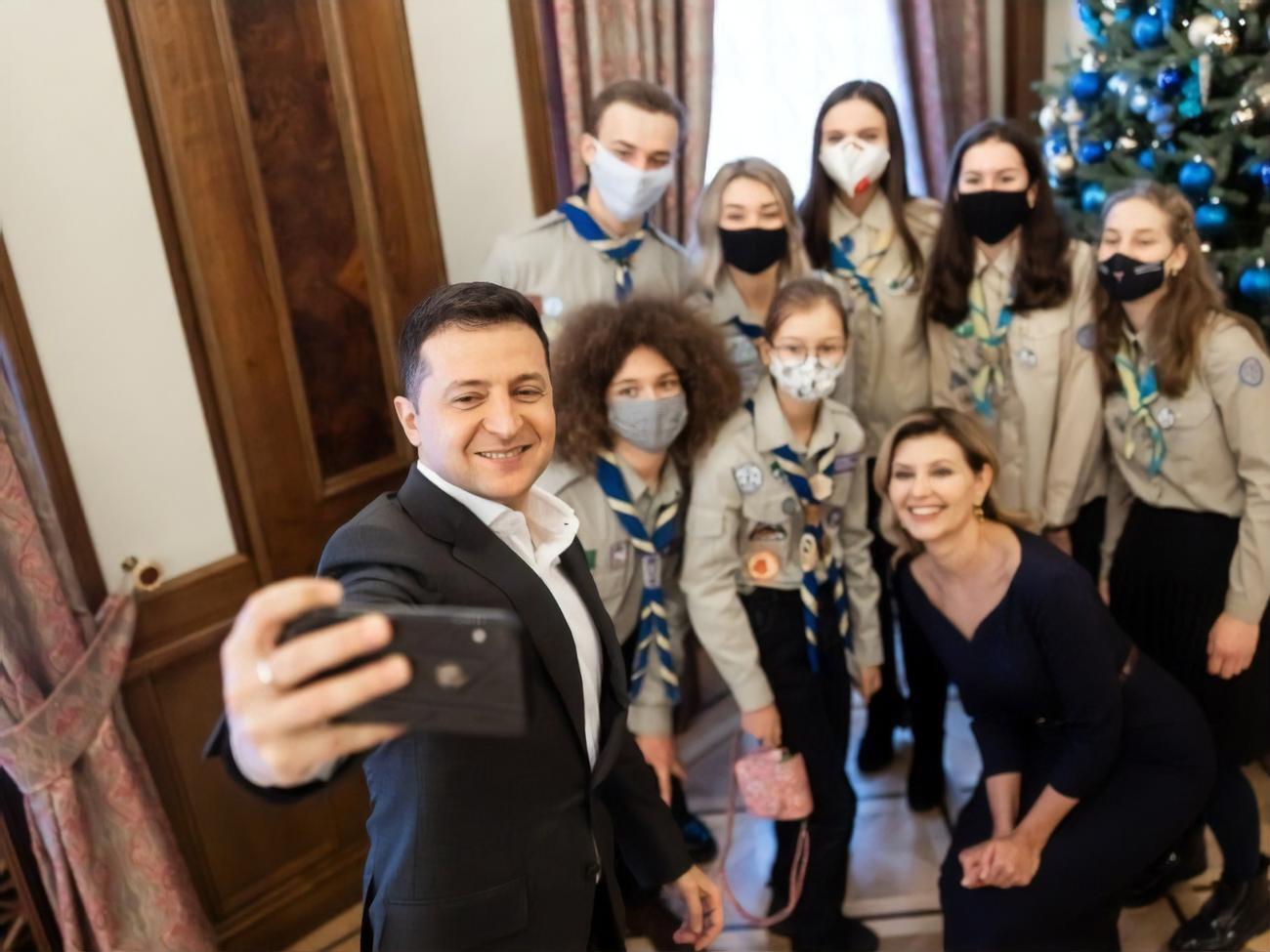 Зеленський своє звернення з нагоди настання Нового року зачитав у компанії дітей