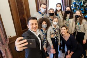 Зеленский свое обращение по случаю наступления Нового года зачитал в компании детей