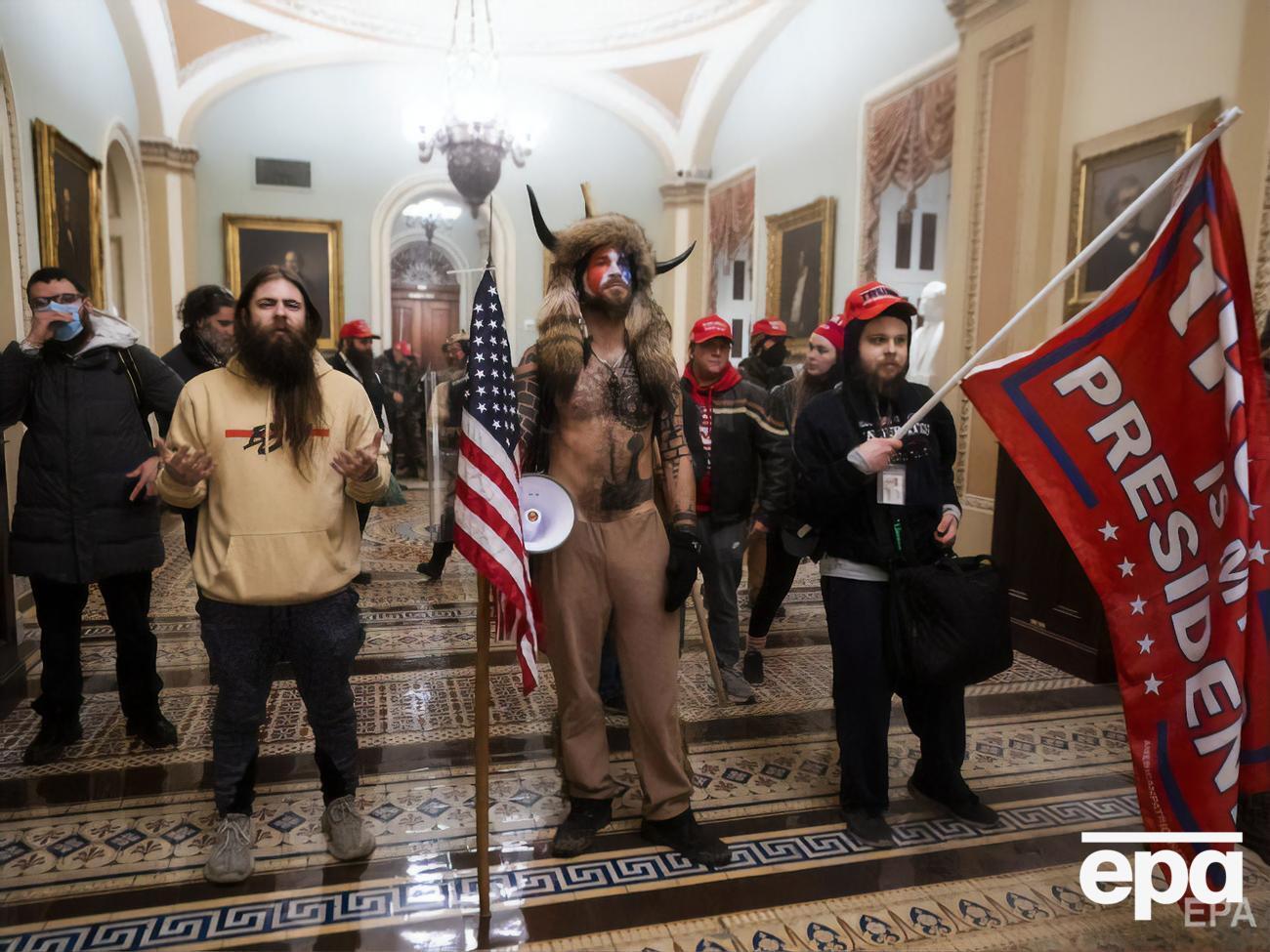 Ченслі (у центрі) &ndash;&nbsp;учасник конспірологічного руху QAnon