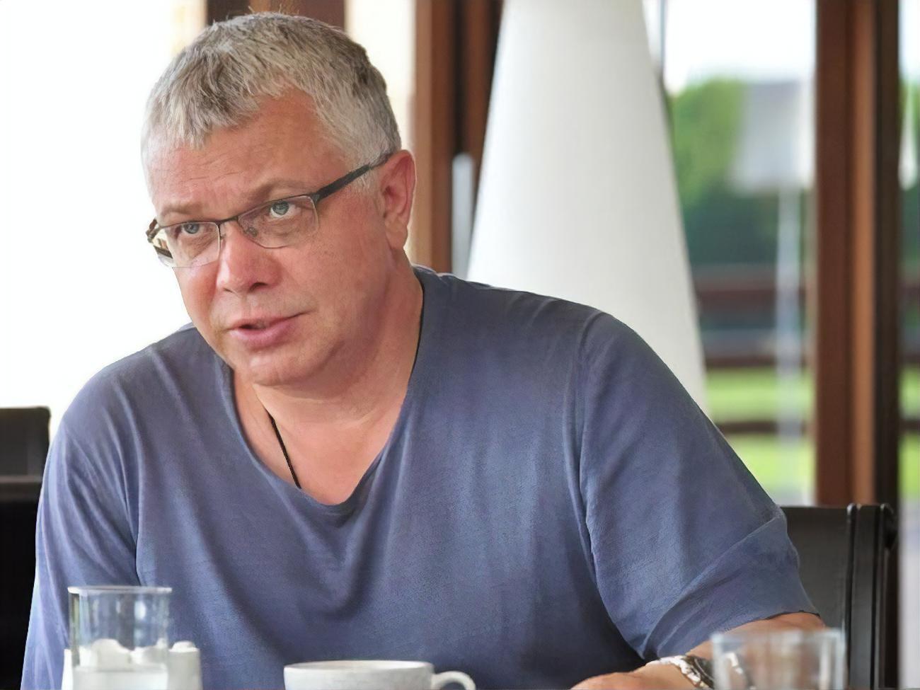 Колготки, простите за ерничание, купить опасно, а простоять час жопка к жопке в очереди на подъемник в Буковеле не опасно