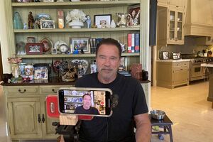 По мнению Шварценеггера, США преодолеют кризис и будут после него более сильными